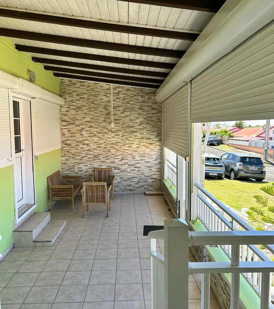 Jolie Maison Saisonniere En Guadeloupe De 160M2 Disposant De 4 Chambres 2 Toilettes Une Grande Veranda Et Terrasse Vieux-Fort